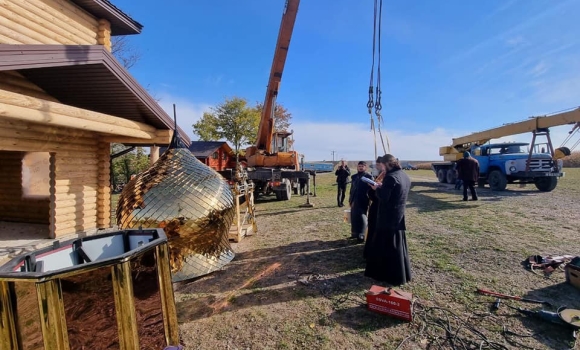 На Вінниччині встановили купол над храмом на Долині Хрестів