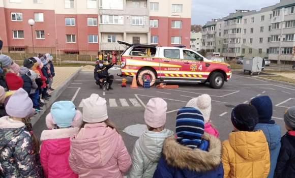 Вінницькі рятувальники розповіли вихованцям дитсадка про свою професію