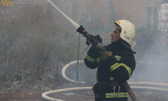 У Вінниці сталася пожежа: горів піднавіс із сіном