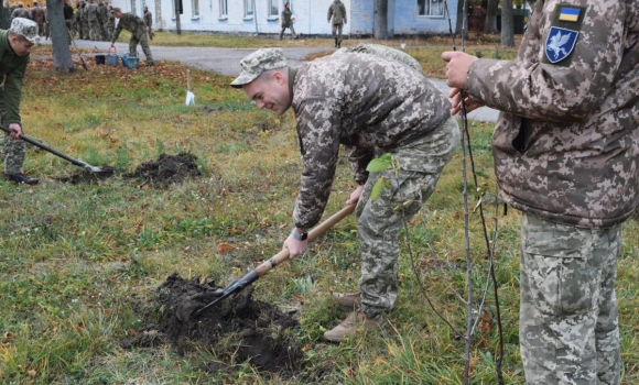 Побратими висадили яблуневий сад у пам’ять про вінницького пілота