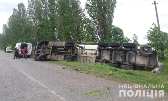 В Жмеринському районі перекинулась автоцистерна з пальним. Водій у лікарні