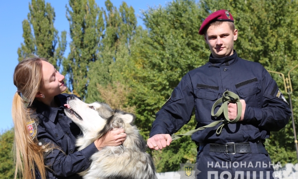 У Вінниці копи влаштували соціальну акцію аби привернути увагу людей до безпритульних тварин