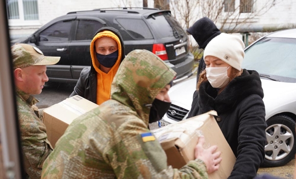 Вінничани зібрали новорічні гостинці для воїнів на Сході