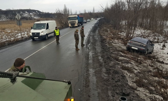 Калинівські нацгвардійці допомогли донеччанам, чиє авто злетіло з дороги