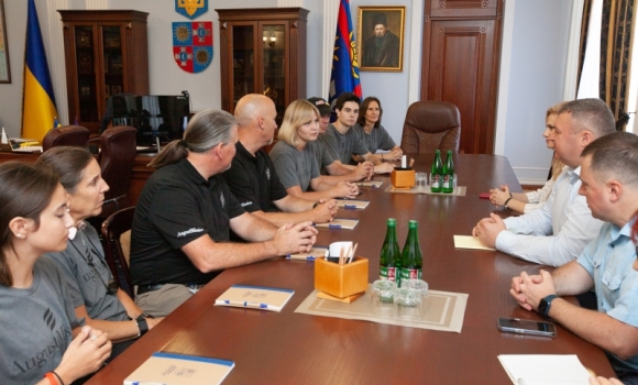 "Серпнева місія" під час візиту до Вінниці заявила, що допоможе відбудувати Україну