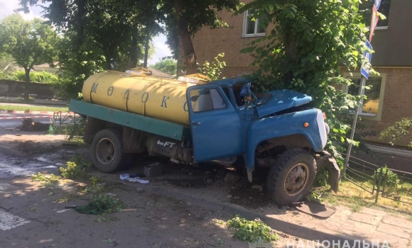 У Могилів-Подільському молоковоз в’їхав у дерево – водій загинув на місці