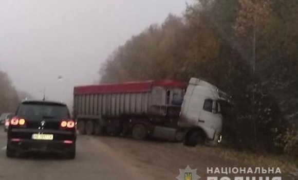 У Вінницькому районі в лобовому зіткненні вантажівки та легковика загинула людина