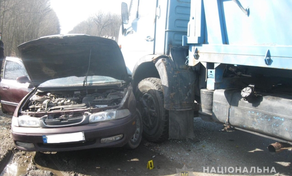 У Ладижині водій “Мазди” виїжджав із заправки та заїхав у... “КАМАЗ”