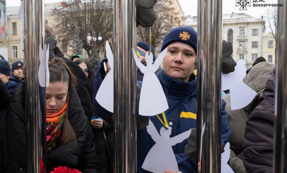 Ангели пам’яті вінничани вшанували Героїв Небесної Сотні тихою акцією