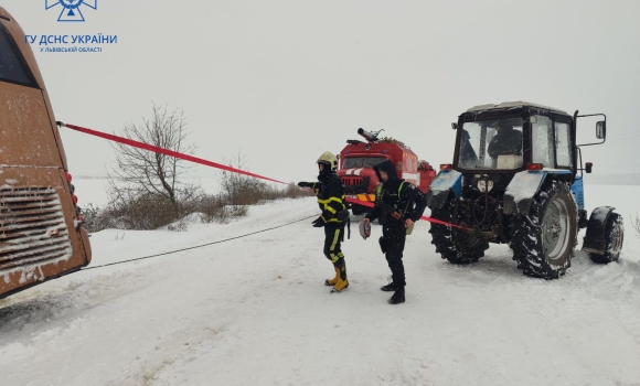 Автобус із вінничанами застряг у заметах у Львівській області