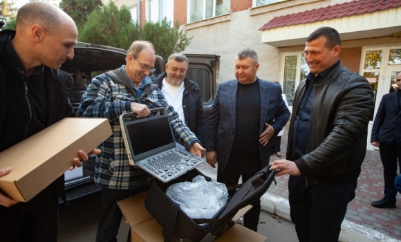 Барській міській лікарні передали портативний апарат для проведення УЗД