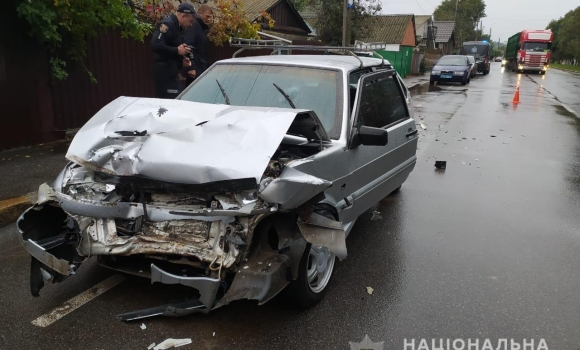 У Вінниці в припарковане на узбіччі авто в’їхав "ВАЗ". Водій загинув