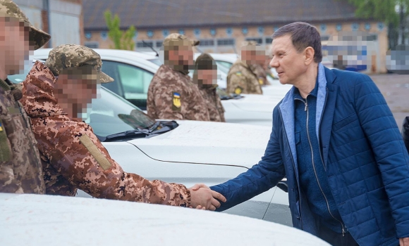 Бійці мобільно-вогневих груп вже отримали чергові дванадцять пікапів з Вінниці 