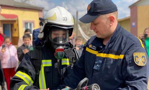 Бойовий одяг та обладнання: у Чечельнику дітки спробували себе в ролі рятувальників