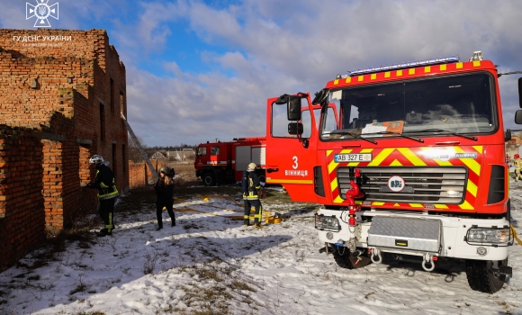 БПЛА "влучив" у будинок: вінницькі рятувальники провели масштабні навчання