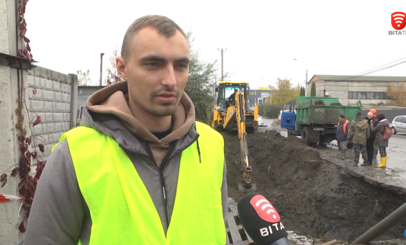 Бригади "Вінницяоблводоканалу" ремонтують водогін, який забезпечує водою половину міста