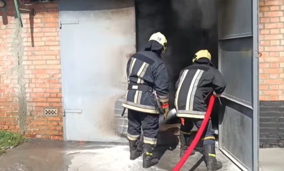 Через ігри з вогнем у Калинівці четверо дітей ледь не згоріли в гаражіЧерез ігри з вогнем у Калинівці четверо дітей ледь не згоріли в гаражі