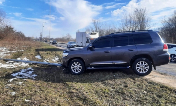 Чотири протоколи отримав п'яний водій, який в'їхав в електроопору у Вінниці