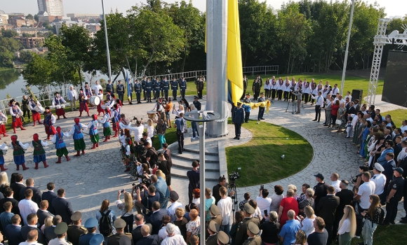  У Вінниці на Замковій горі урочисто підняли найбільший державний прапор в регіоні