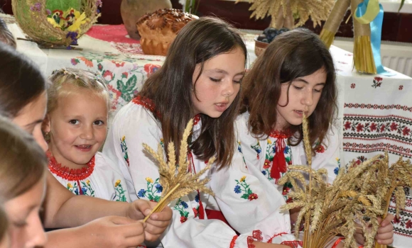 Діти у Великих Крушлинцях долучилися до творчої майстерні зі створення оберега