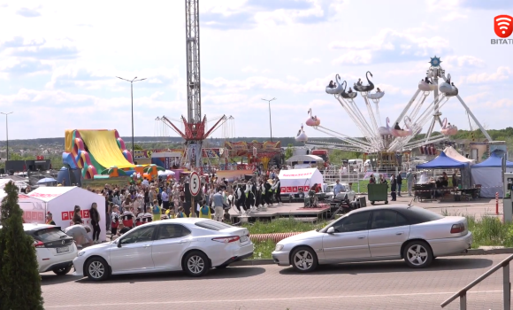 Для допомоги військовим у Вінниці відкрили фестиваль атракціонів «Колесо підтримки»