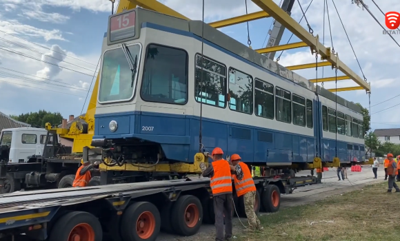 До Вінниці прибув «Трам 2000»: 17 трамвай, який наше місто отримало від партнерів зі Швейцарії