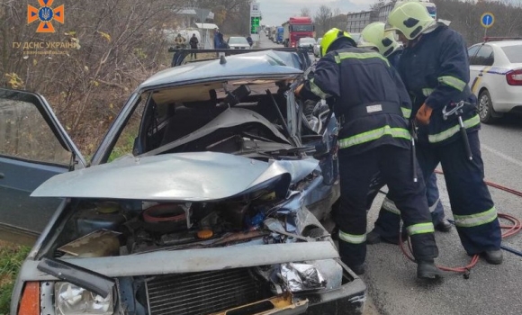 Двічі за ранок вінницькі рятувальники діставали водіїв з потрощених авто