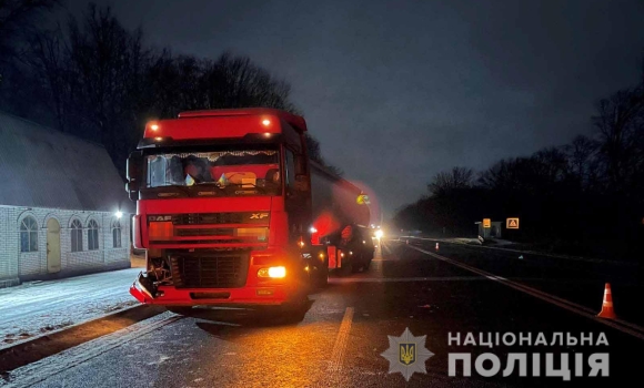 Двоє мешканців Гайсина потрапили під колеса вантажівки, один загинув