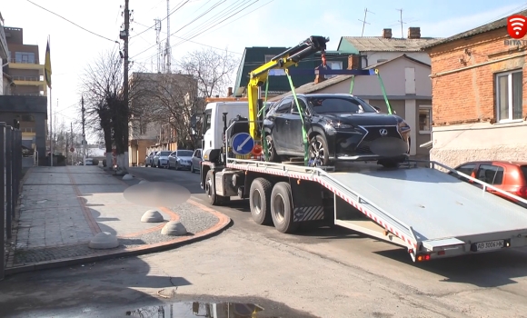 У Вінниці першим евакуйованим авто став "Лексус"