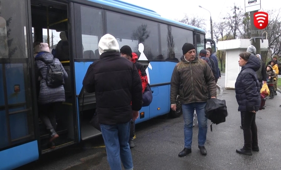 Евукуаційні автобуси вивозять із Вінниці родини переселенців