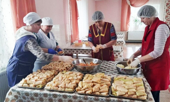 Голубці у банках та домашня випічка - як калинівчани піклуються про захисниківГолубці у банках та домашня випічка - як калинівчани піклуються про захисників