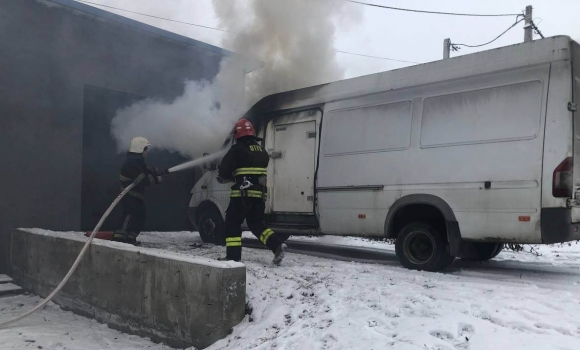 Горів автомобіль та приватні будинки - на Вінниччині сталося п'ять пожеж