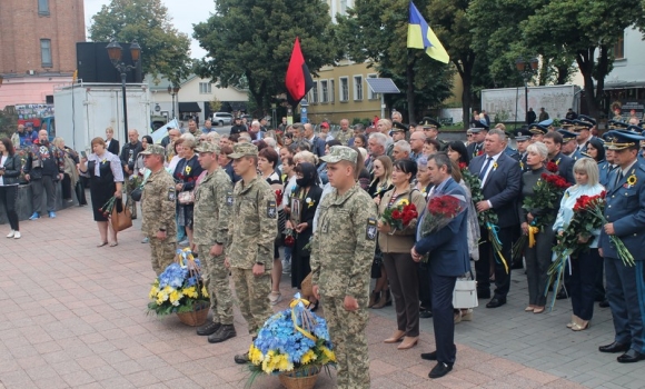 У Вінниці несли квіти до пам’ятника “Небесній Сотні та загиблим Героям АТО/ООС”