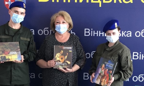 Бібліотека Військової частини 3008 поповнилась новими виданнями