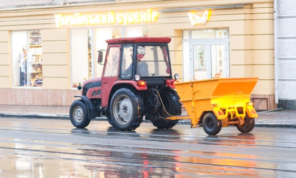 Комунальні служби цілу ніч обробляли вулиці та тротуари міста протиожеледними засобами