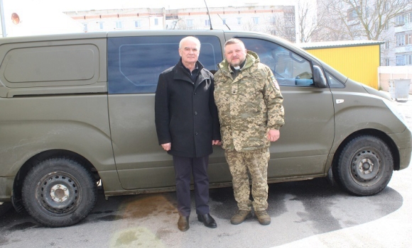 Калинівчани передали гостинці військовій частині, де служить капелан-земляк