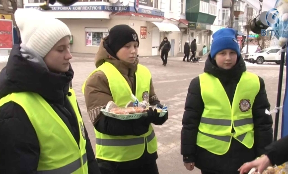 Карамельна банда юних волонтерів як діти з Жмеринки зібрали три мільйони для ЗСУ