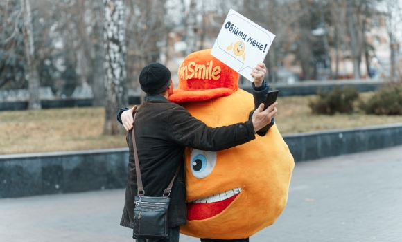 "Ходи обійму": у центрі Вінниці до Дня обіймів організували акцію