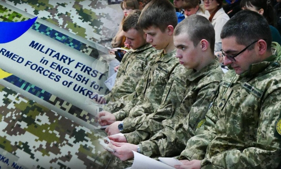 Першу в Україні двомовну книгу про допомогу для військових презентували у Вінниці