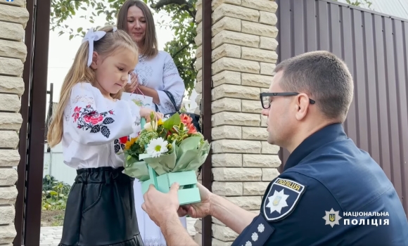 Колеги загиблого бійця КОРДу з Вінниці відвели його дочку у перший клас