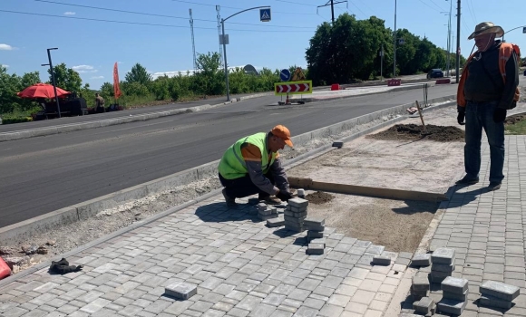 Круговий рух та велодоріжки: триває капремонт вул. Шептицького у Вінниці