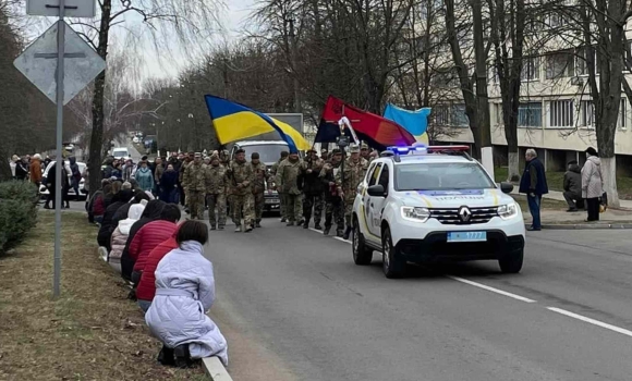 Ладижин прощався з загиблим на фронті командиром стрілецького відділення