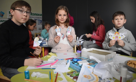 Маленькі вінничани долучилися до створення оберегів для захисників