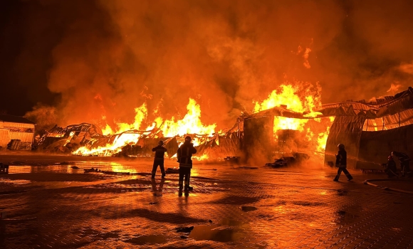 Масштабна пожежа у Вінниці вночі згорів склад з ламінатом