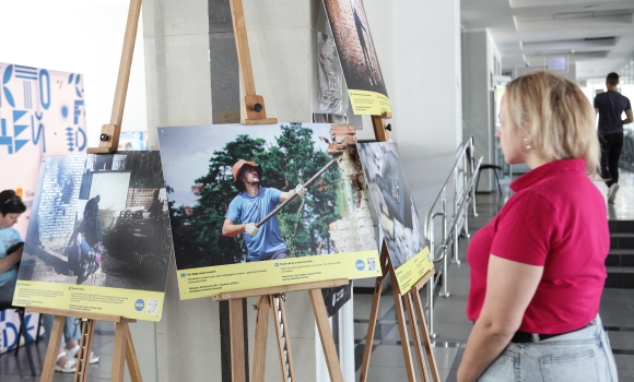 «Міцніші за цеглу» до Вінниці приїхав мандрівний фотопроєкт