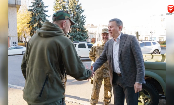 Міський голова Вінниці передав бійцям тероборони пікап і коптер