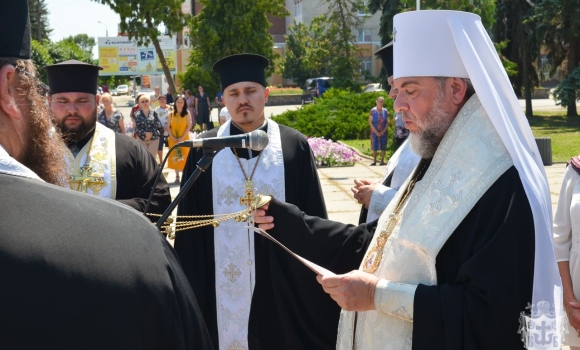 Митрополит Симеон молився за загиблого воїна у містечку Бар