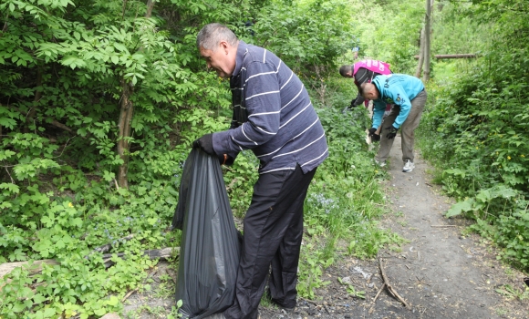 Муніципальна варта разом з вінничанами прибрали дві локації в місті