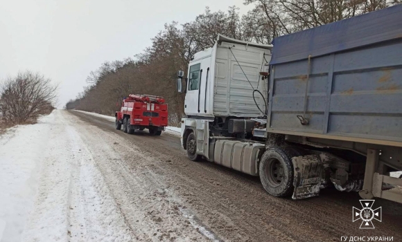 На автошляху Погребище — Вінниця вантажівка частково перекрила рух