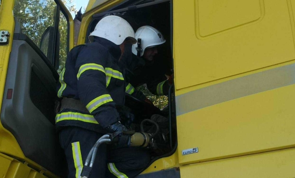 На автошляху Війтівці - Хмільник DAF в'їхав у дерево - водій загинув